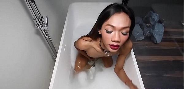  Amateur Thai transsexual Benz sucking dick